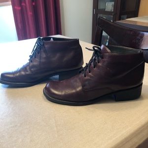 Very nice burgundy ankle boots!
